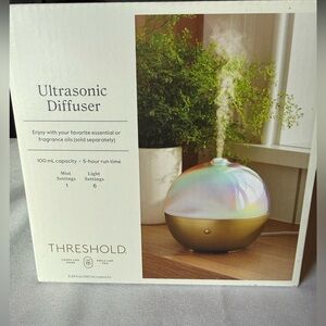 Threshold Diffuser with Iridescent Top and Gold Base